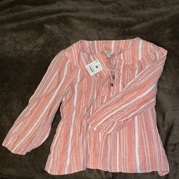 Never worn blouse. It says size XL on the tag but fits L - Picture 2 of 3